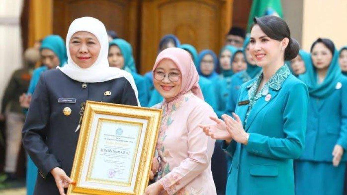 PELANTIKAN PKK - Gubernur Jawa Timur Khofifah Indar Parawansa hadiri pelantikan Ketua Tim Penggerak PKK dan Ketua Tim Pembina Posyandu Kabupaten/Kota se-Jawa Timur Tahun 2025 di Gedung Negara Grahadi Surabaya, Senin (3/3/2025). Ia mengajak seluruh jajaran PKK Jatim bersama sama menurunkan stunting dan menyukseskan program nasional Makan Bergizi Gratis (MBG)