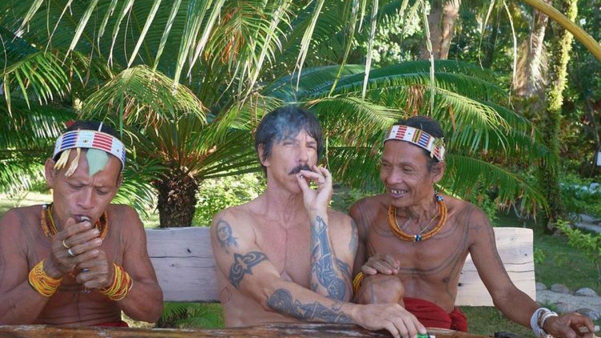 Kiedis menikmati tarian khas Mentawai saat berlibur disana.