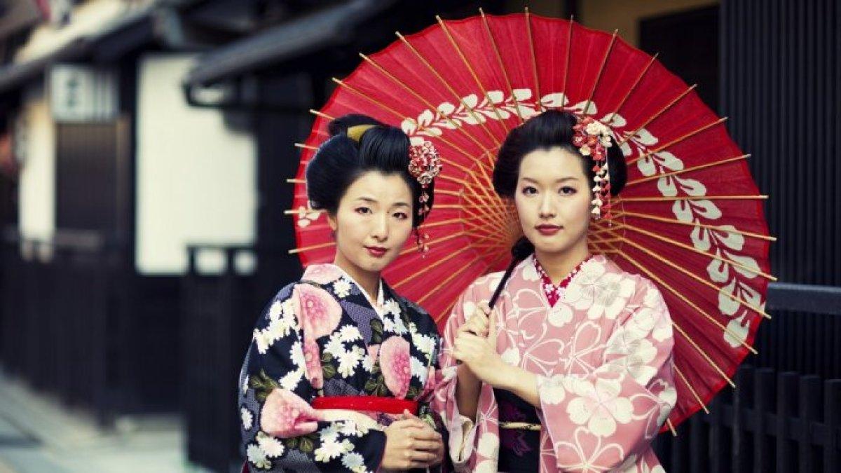 Wanita mengenakan kimono Jepang