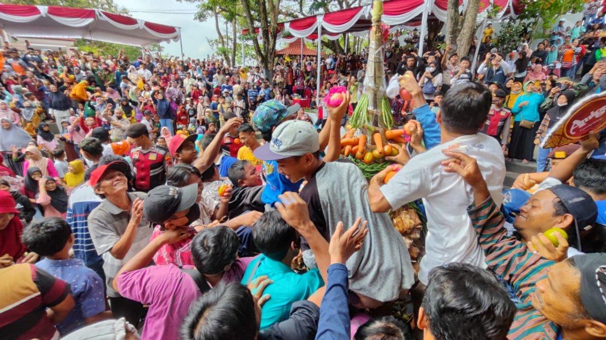 Kirab Gunungan Ketupat di Bukit Sidoguro, Desa Krakitan, Kecamatan Bayat tahun lalu (1)