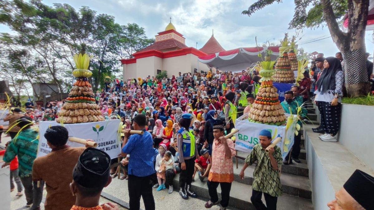 Kirab Gunungan Ketupat di Bukit Sidoguro, Desa Krakitan, Kecamatan Bayat tahun lalu (2)