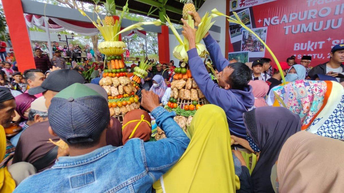 Kirab Gunungan Ketupat di Bukit Sidoguro, Desa Krakitan, Kecamatan Bayat tahun lalu