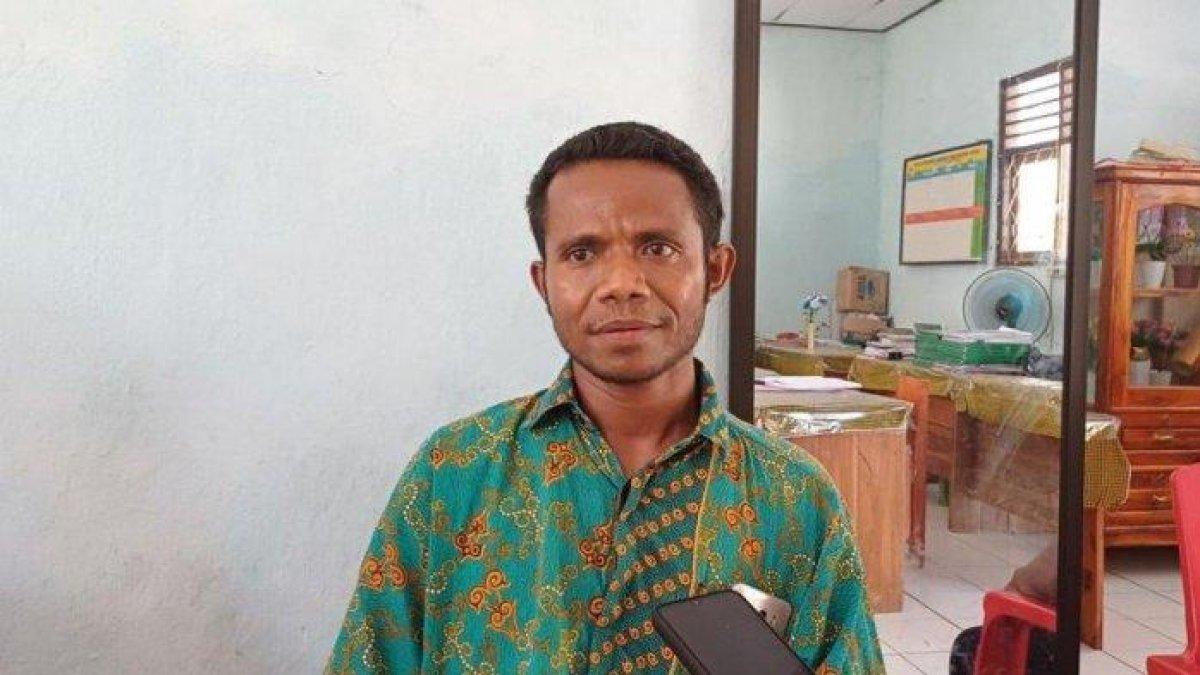 Kisah pilu datang dari seorang guru bernama Lukas Kolo (37) yang hingga kini tidak tahu kapan akan menerima gaji