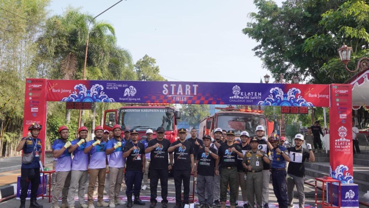 KLATEN SFC 2025 - Ketangguhan tim penyelamat taklukkan rintangan lomba Klaten Fire Safety Challenge (Klaten SFC) 2025, Rabu (23/7/2025) di Alun-alun Klaten.