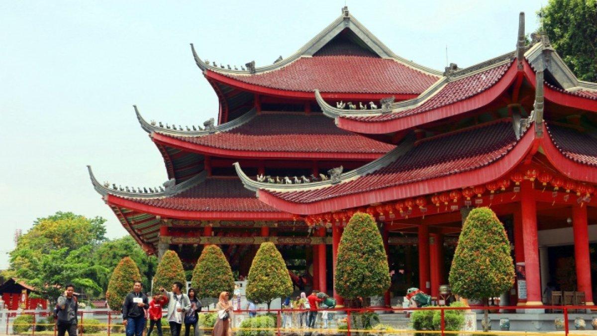 Klenteng Sam Poo Kong dulunya merupakan tempat persinggahan dan pendaratan pertama seorang Laksamana Tiongkok yang bernama Zheng He / Cheng Ho. Sam Poo Kong selain merupakan tempat ibadah dan ziarah juga merupakan tempat wisata yang menarik untuk di kunjungi di Kota Semarang.