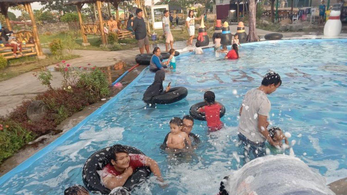 JANTI PARK KLATEN: Kolam busa di Janti Park Klaten