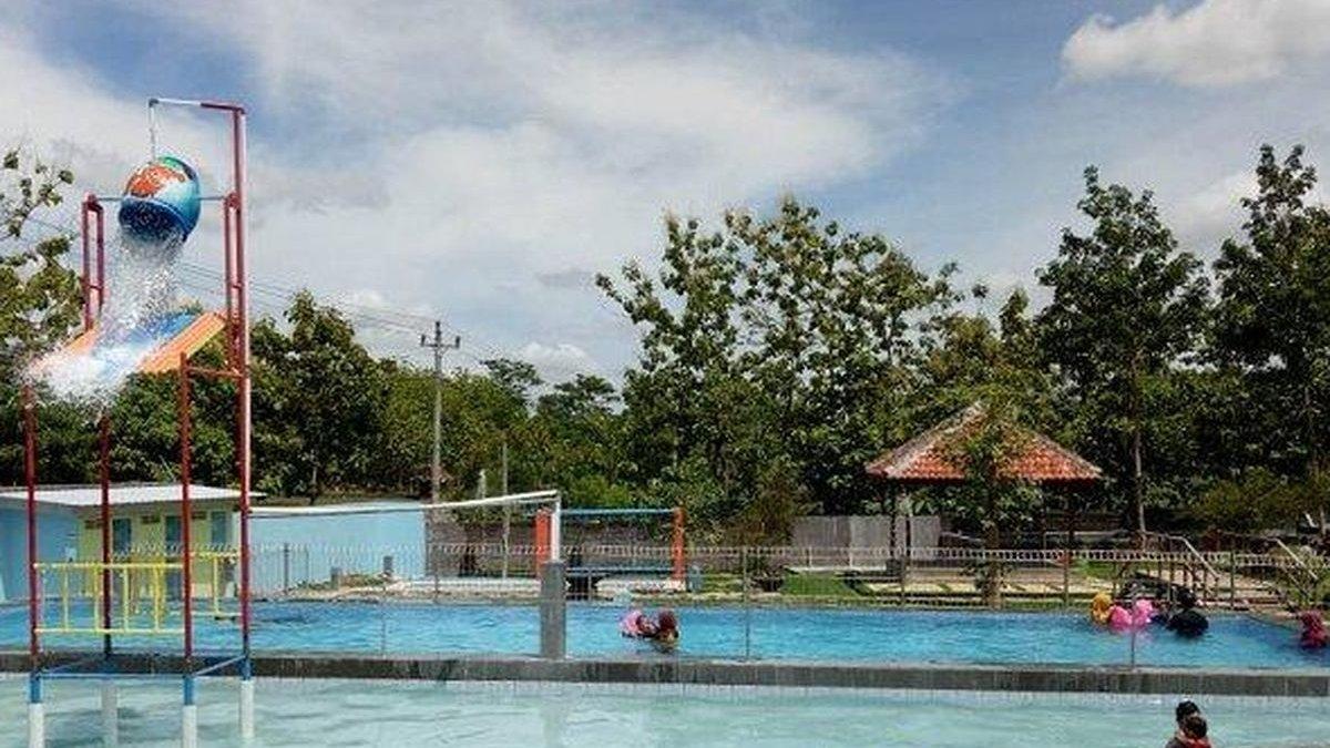 WISATA DI SUKOHARJO - Kolam renang di Kidoland, Desa Plesan, Kecamatan Nguter, Kabupaten Sukoharjo, Jawa Tengah.