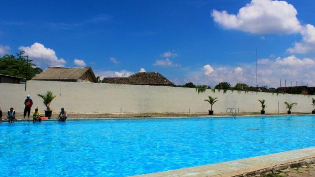RESTO DEKAT PONGGOK - Kolam renang di Ponggok Ciblon tampak menggoda untuk ingin segera membasahi diri ditempat tersebut.
