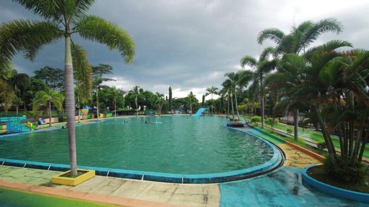 WISATA CIAMIS: Kolam renang di Tirta Sumber Jaya, Cipangalun, Ciamis, Jawa Barat