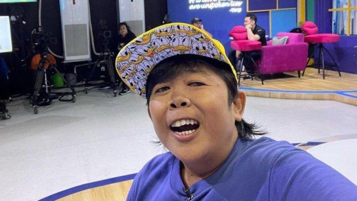 Komedian Adul membantah kabar dirinya mengidap penyakit glaukoma hingga penglihatannya terganggu.