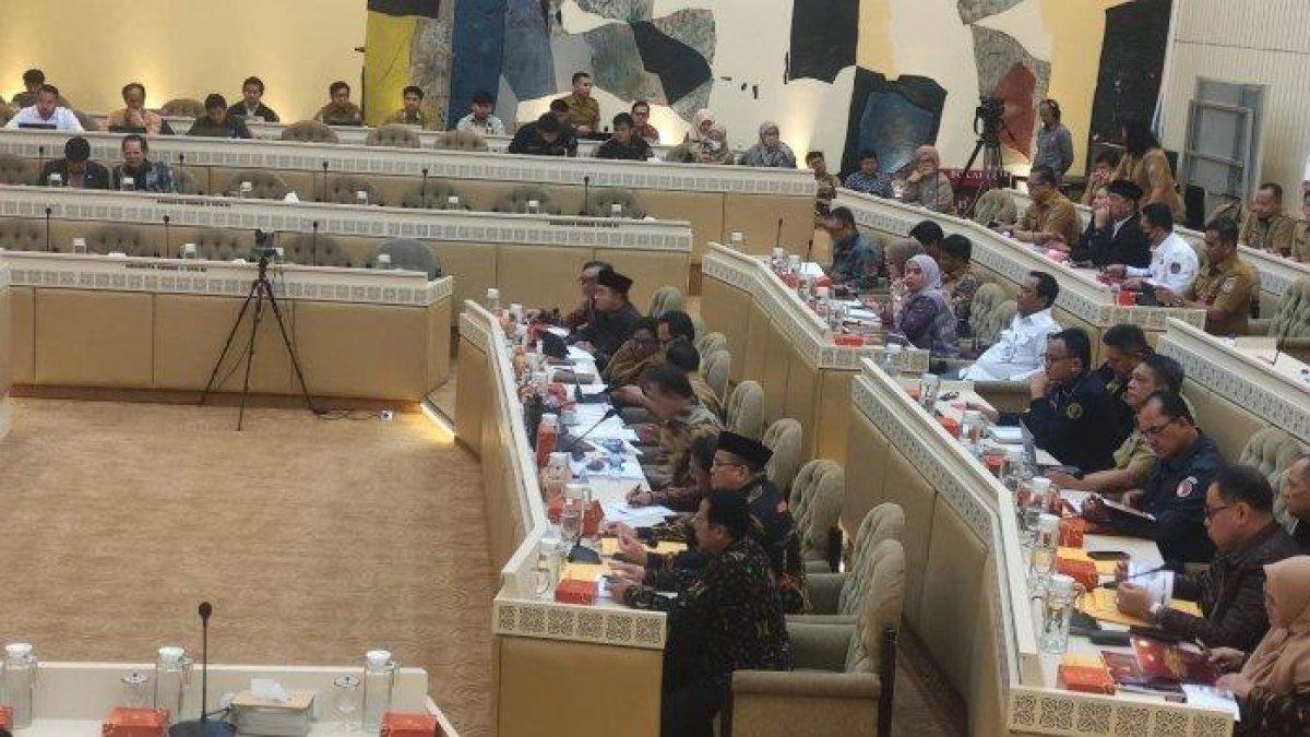 RAPAT KOMISI II - Komisi II DPR RI bersama Menteri Dalam Negeri RI (Mendagri) Tito Karnavian, KPU RI, Bawaslu dan DKPP RI menggelar rapat pembahasan jadwal pelantikan kepala daerah. Tito menyebut, Presiden RI Prabowo Subianto telah memilih tanggal 20 Februari 2025 untuk pelantikan di Jakarta, Senin (3/2/2025).