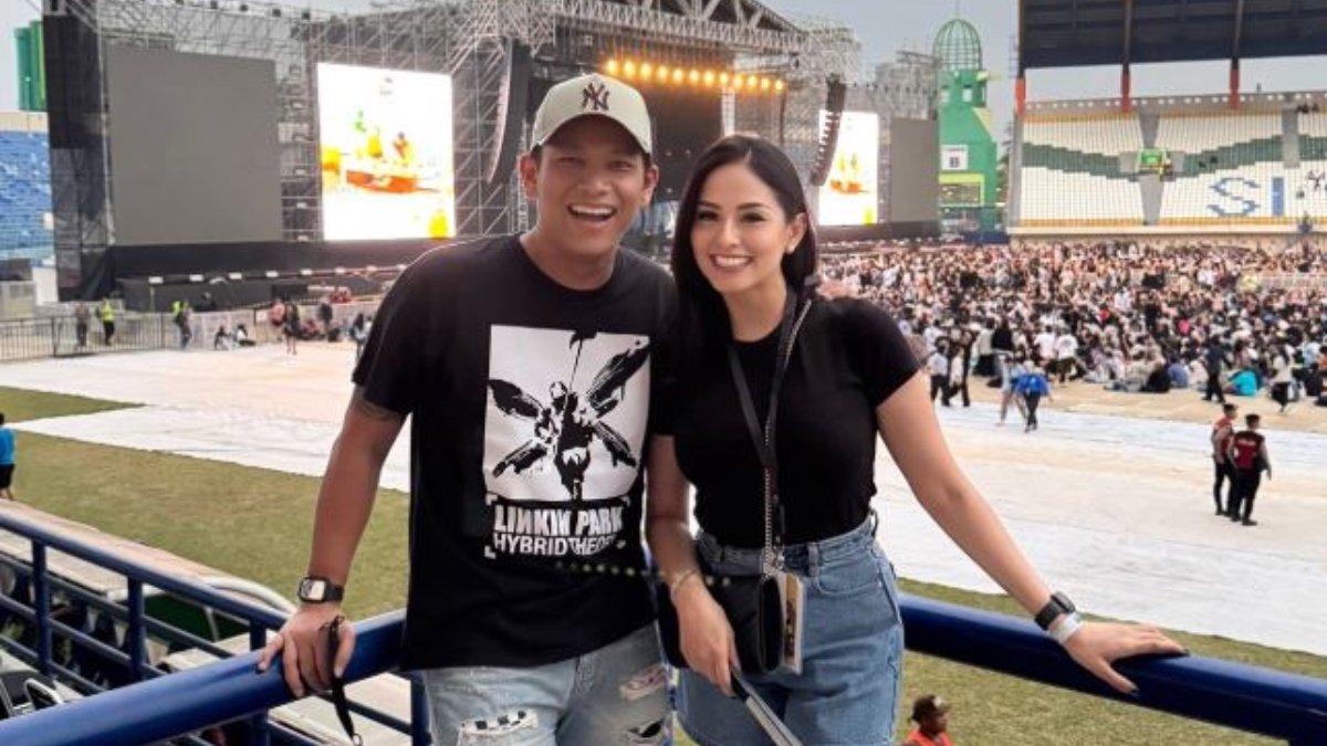 Kompak pakai baju hitam