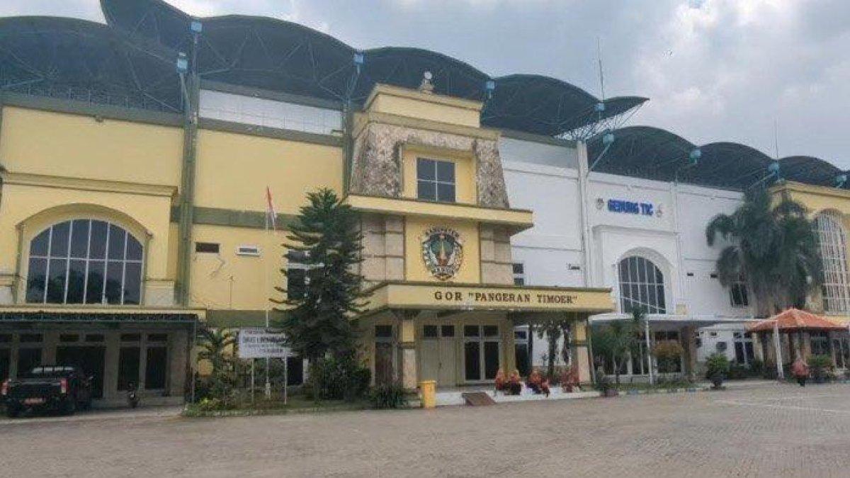 100 HARI KERJA - GOR Pangeran Timoer, salah satu fasilitas olahraga yang berada di dalam Kompleks Sport Caruban Center Madiun, terpaksa tidak segera diperbaiki sebagai akibat efisiensi anggaran.