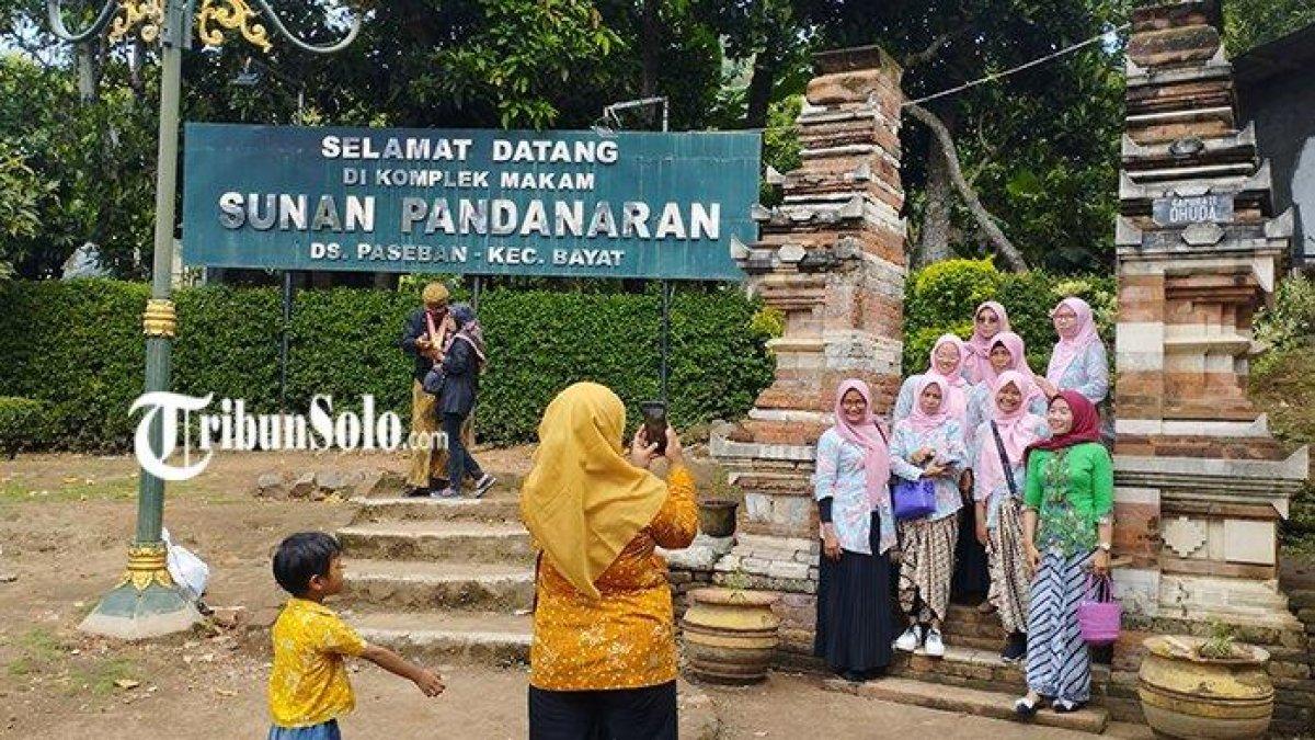 Kompleks makam Sunan Bayat atau Sunan Pandanaran di Bukit Jabalkat, Desa Paseban, Kecamatan Bayat, Kabupaten Klaten.