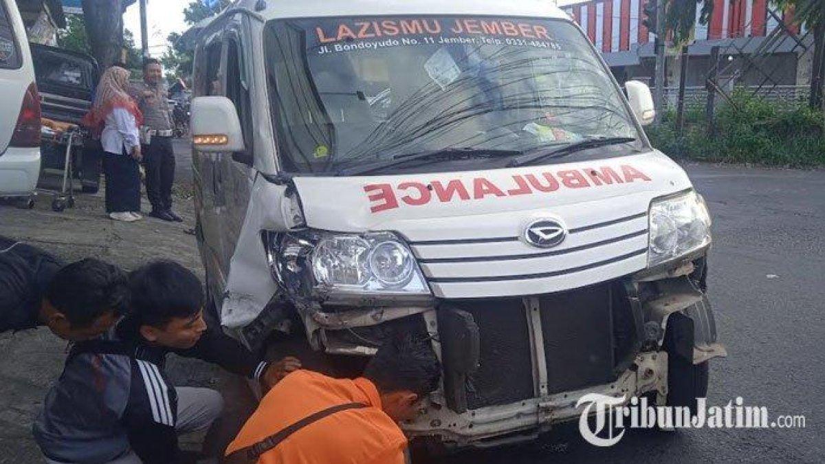 Kondisi Ambulans rusak setelah tabrakan dengan pemotor di Jember
