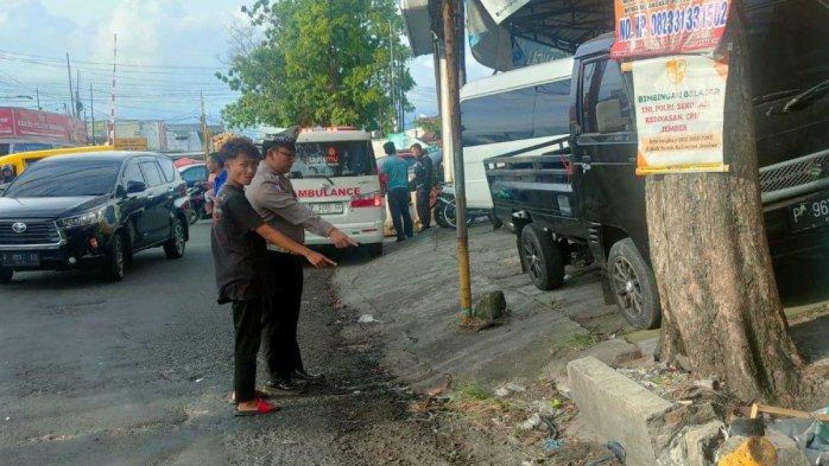 Kondisi Ambulans rusak setelah tabrakan dengan pemotor di Jember