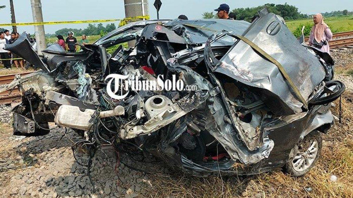 Kondisi Mobil Toyota Etios Valco yang Tertabrak Kereta api d