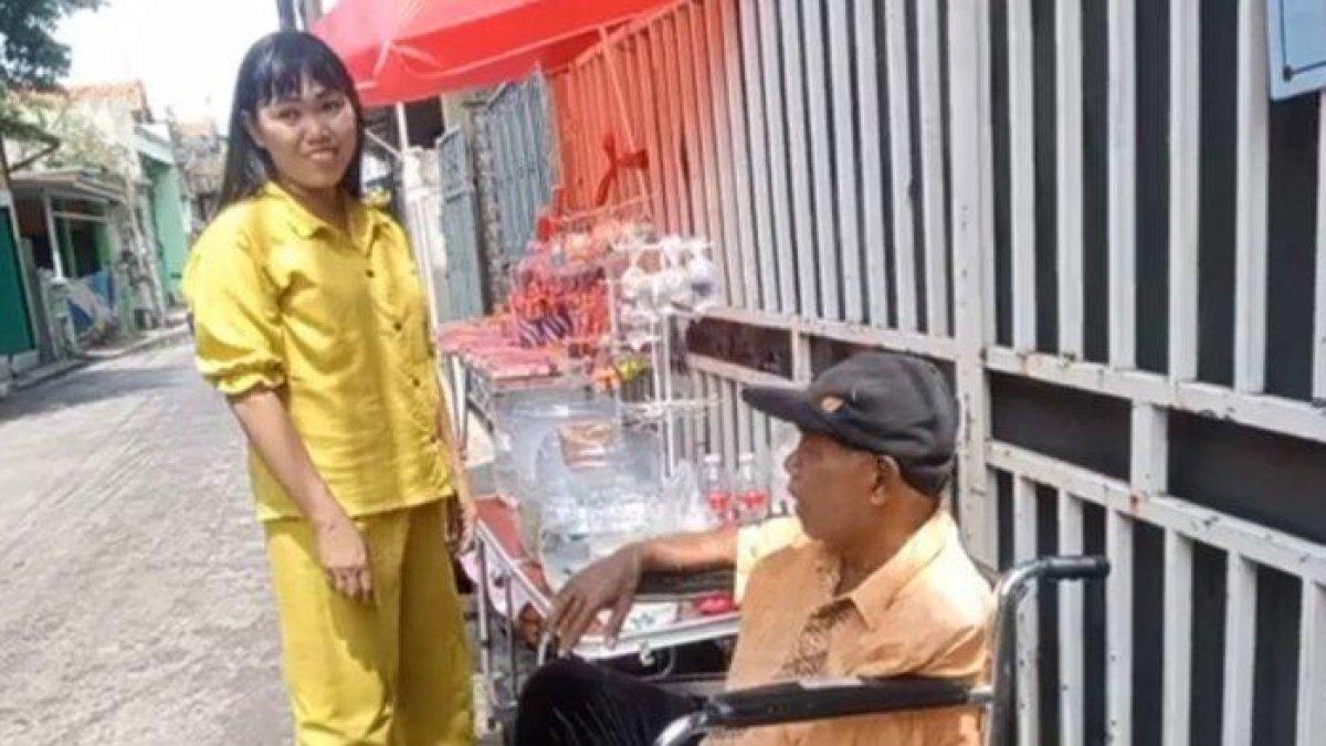 Kondisi Pak Tarno kini jualan ikan cupang pakai kursi roda viral dimedia sosial.