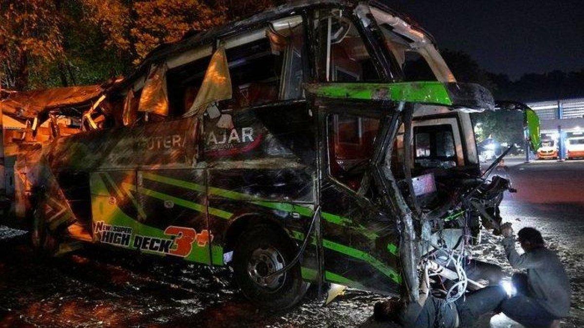 Kondisi bus Putera Fajar yang mengalami kecelakaan di Ciater, Subang, Sabtu (11/5/2024) malam. Kecelakaan rombongan SMK Lingga Kencana Depok itu membuat 11 orang meninggal dunia