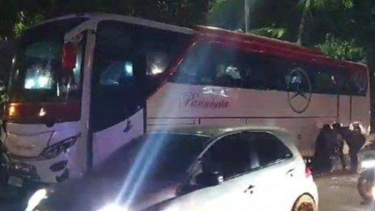 Kondisi bus pariwisata bernomor polisi B 6185 dirusak warga di Jalan Sisingamangaraja Medan, tepatnya di depan Taman Makam Pahlawan, Kamis (12/10/2023) 20:30 WIB, rusak diamuk warga