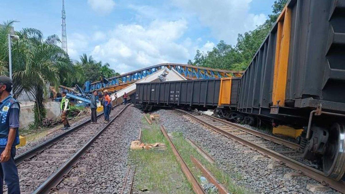 Kondisi girder pembangunan flyover yang berada di di Desa Panang Jaya, Kecamatan Gunung Megang, Kabupaten Muara Enim, Sumatera Selatan roboh dan menghantam api batu bara rangkaian panjang (Babaranjang), Kamis (7/3/2024). Akibat kejadian tersebut, jalan lintas Palembang-Muara Enim pun sempat mengalami kemacetan panjang.