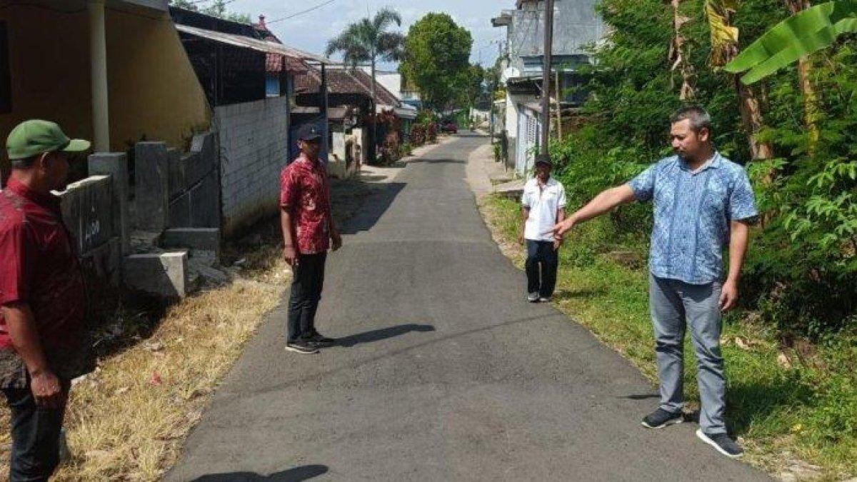 PROGRAM BUPATI MALANG - Kades Petungsewu, Kecamatan Wagir, Kabupaten Malang, Kustomo (kanan depan), mengecek kondisi jalan desanya yang ada di lereng Gunung Kawi. Rencananya, jalan tersebut akan diperlebar 1 meter.