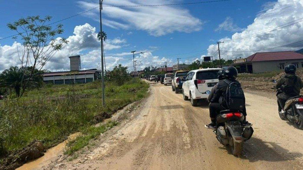 100 HARI KERJA - Kondisi infrastruktur jalan di kabupaten Mahakam Ulu, Kalimantan Timur, Kamis (22/5/2025). Gubernur Rudy Mas'ud menegaskan komitmennya untuk memprioritaskan pembangunan infrastruktur jalan di Mahakam Ulu dengan mengalokasikan dana sebesar Rp400 miliar melalui APBD perubahan.