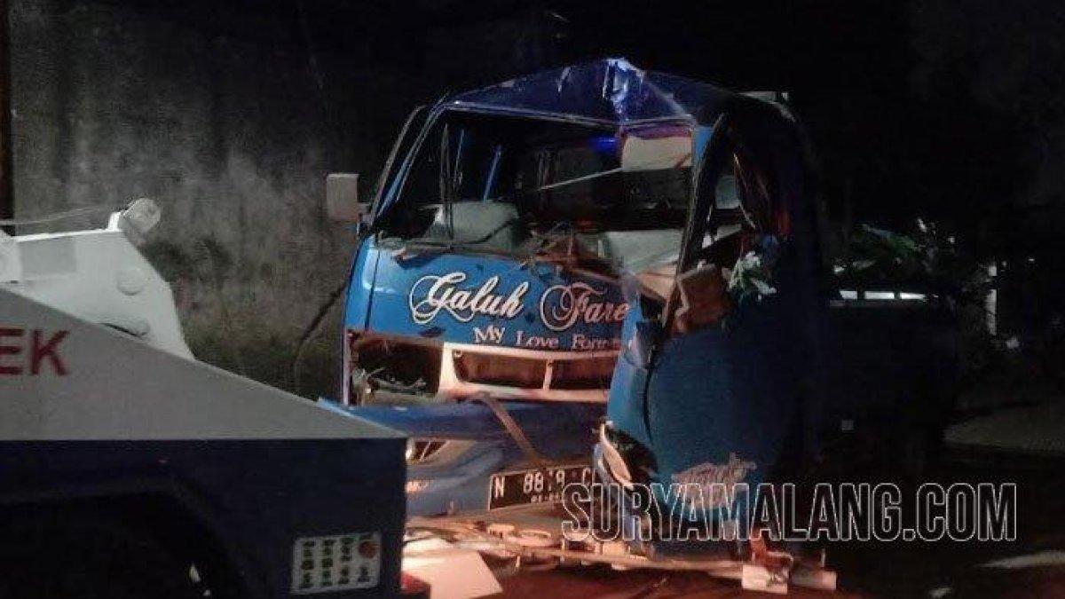 Kondisi kendaraan seusai mengalami kecelakaan menabrak tiang di Malang, ringsek