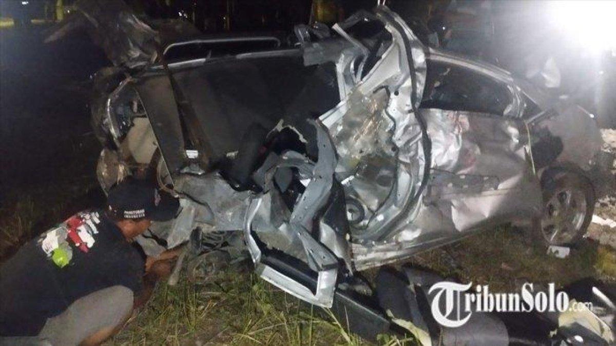 Kondisi mobil Toyota Agya yang tertabrak kereta api gaya baru malam di Desa Taji, Kecamatan Prambanan, Kabupaten Klaten, Minggu (14/1/2024).