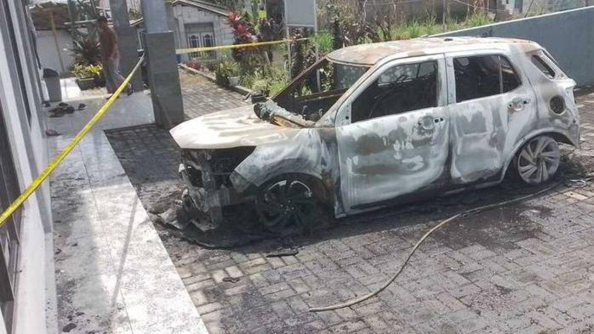 Kondisi salah satu mobil timses caleg DPR RI di Cianjur, Jawa Barat yang ludes terbakar, Sabtu (17/2/2024) dini hari