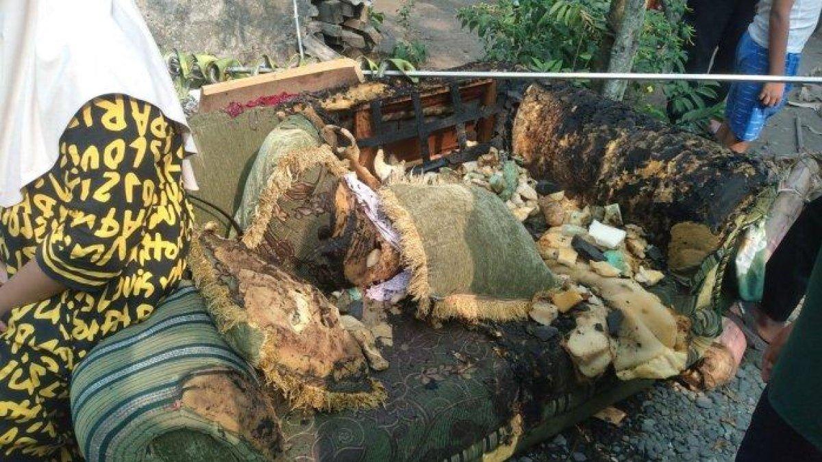 Kondisi sofa dan gordyn terbakar gegara emosi dari Asep