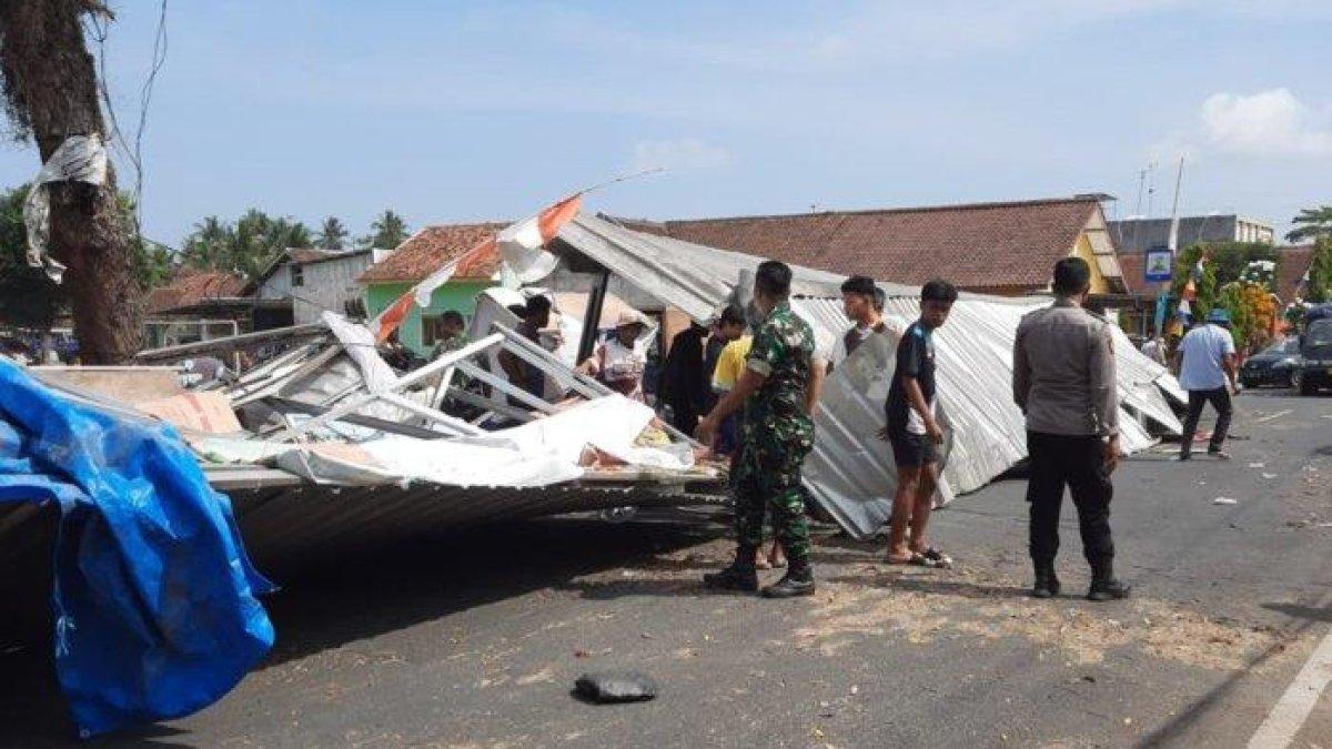 Kondisi warung di sekitar Lapangan Taruna Cijulang yang porak-poranda ke badan jalan raya akibat diterjang angin baling-baling helikopter, Sabtu (4/11/2023)