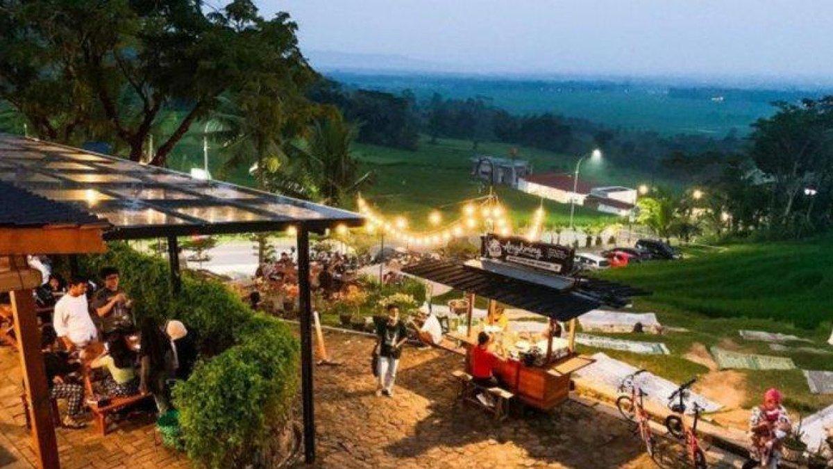 WISATA KULINER - Potret suasana sore di Kopi Ampirono disadur dari TribunJogja.com pada Kamis (1/5/2025). Kopi Ampirono berada di Kulon Progo, Yogyakarta.