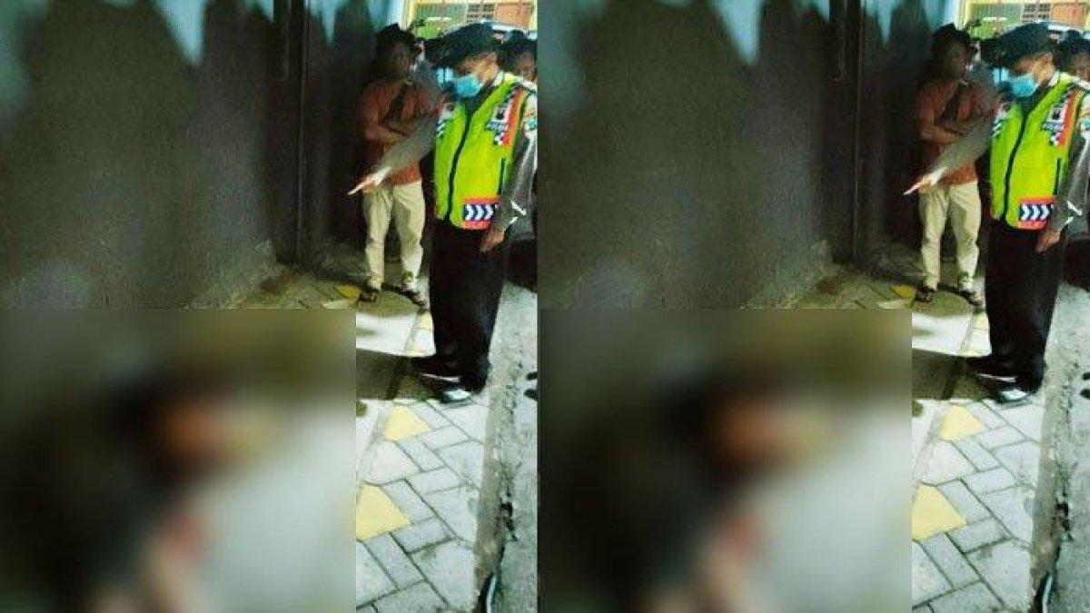 Korban terkapar bersimbah darah tewas setelah dibunuh tetangganya, di Jombang, pada Kamis (14/9/2023) malam.