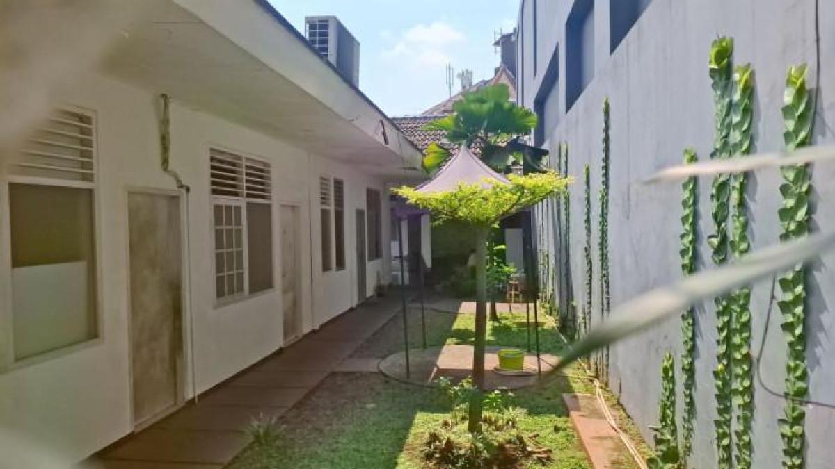 DIPLOMAT TEWAS MISTERIUS - Suasana indekos di kawasan Menteng, Jakarta Pusat, tempat tinggal Arya Daru Pangayunan—diplomat muda Kementerian Luar Negeri yang ditemukan tewas dengan kepala terlilit lakban—terlihat eksklusif, Selasa (22/7/2025). Para penghuni dibekali dua kartu akses untuk memasuki area indekos dan kamar masing-masing.