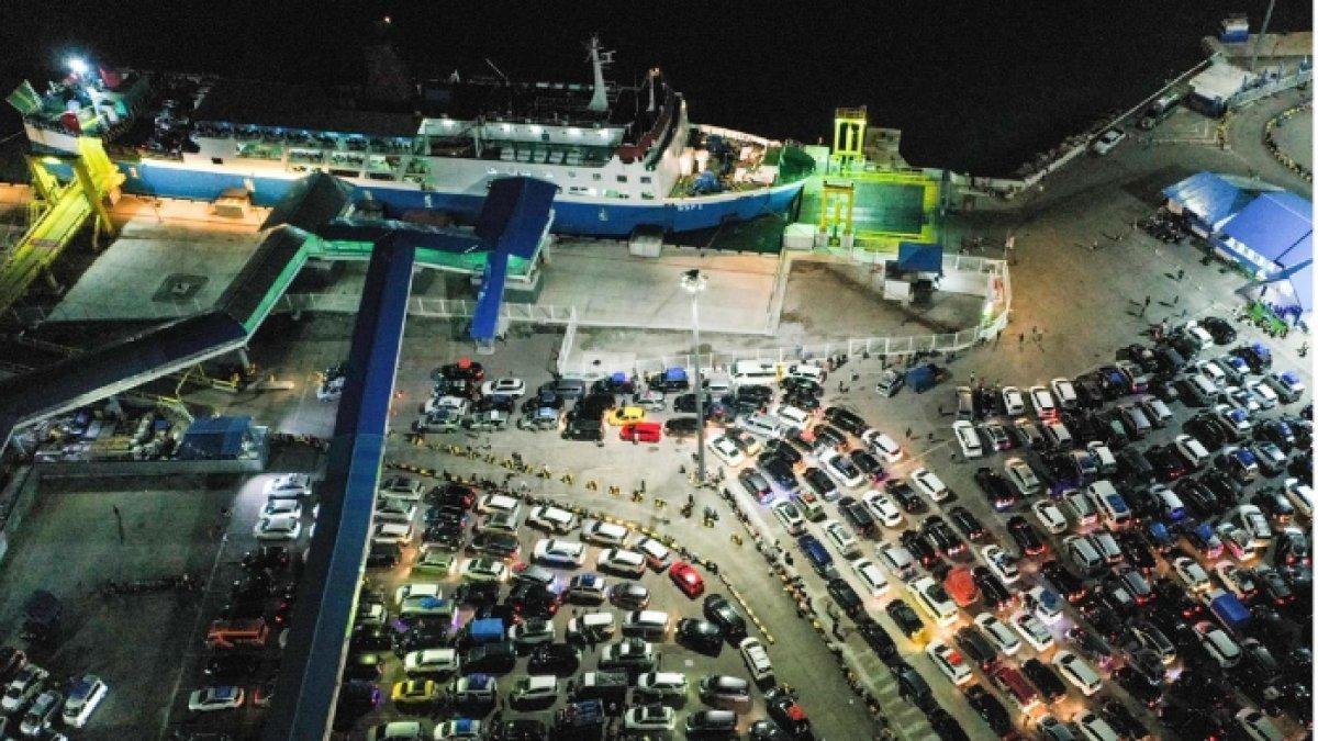Foto udara kendaraan calon pemudik menunggu antrean di Pelabuhan Merak, Cilegon, Banten, Minggu (7/4/2024) dini hari.