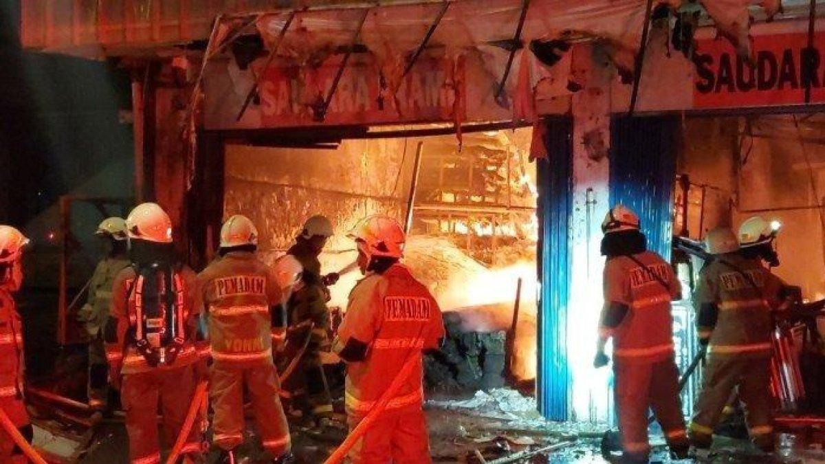 Kronologi lengkap kebakaran hebat di toko bingkai bernama Saudara Frame & Gallery di Jalan Mampang Prapatan, Mampang Prapatan, Jakarta Selatan, pada Kamis (18/4/2024) sekitar pukul 19.40 WIB.