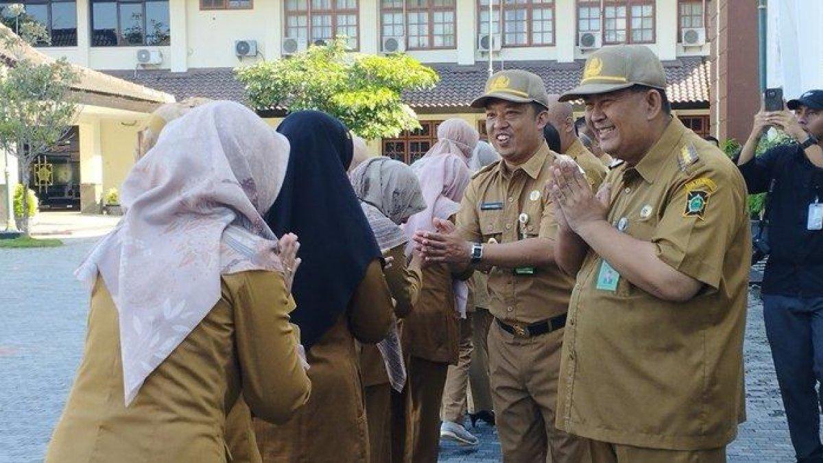100 HARI KERJA - Bupati dan Wakil Bupati Kulon Progo, Agung Setyawan (kanan) dan Ambar Purwoko (tengah) bersalaman dengan para pegawai sebagai momen Syawalan, Selasa (08/04/2025).