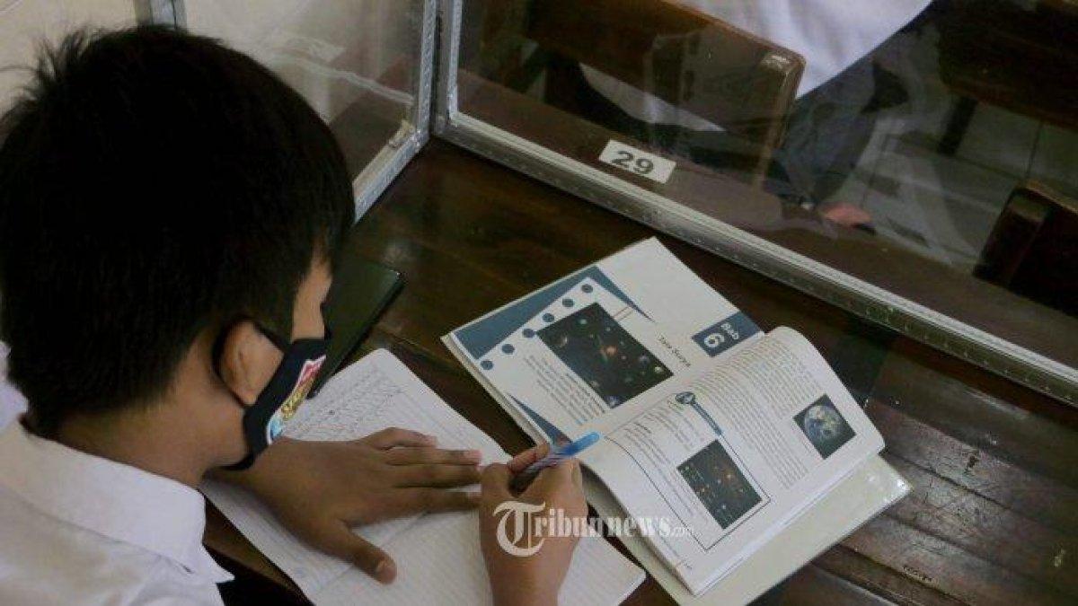 Ilustrasi belajar - Soal dan Kunci Jawaban Bahasa Indonesia Kelas 11 SMA Halaman 136, 137, 138 Kurikulum Merdeka