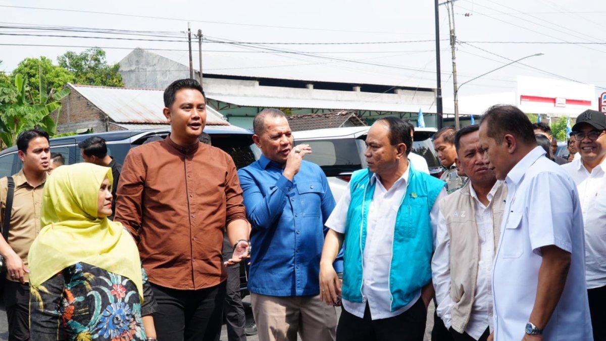 PRABOWO KE KLATEN - Kunjungan lokasi dan rapat persiapan peluncuran kelembagaan 80 ribu Koperasi Desa/Kelurahan Merah Putih yang telah berbadan hukum, di Gudang Logistik Koperasi Desa Merah Putih Bentangan, pada Minggu (13/7/2025) yang dipimpin langsung oleh Menteri Koordinator Bidang Pangan Indonesia Zulkifli Hasan.