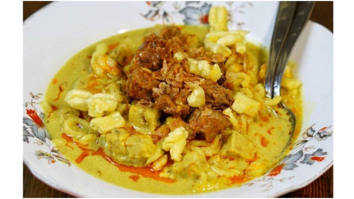 REKOMENDASI KULINER LEZAT: Lezatnya kupat glabed khas Tegal! Ketupat empuk berpadu dengan kuah kental gurih, makin nikmat dengan tambahan kerupuk.