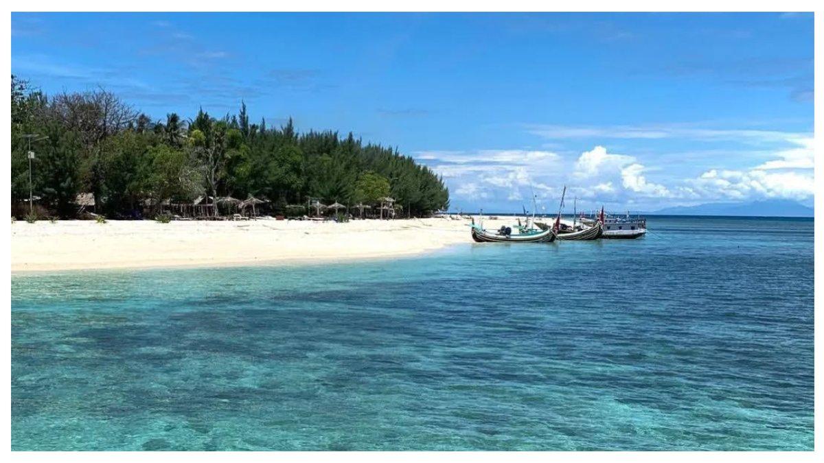 Tampak indah pemandangan di Pulau Gili Labak