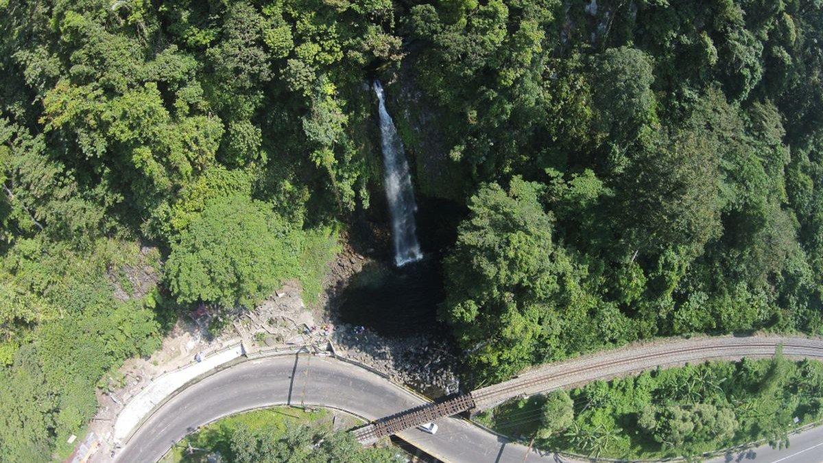 Potret keberadaan air terjun lembah anai yang dipinggir jalan raya