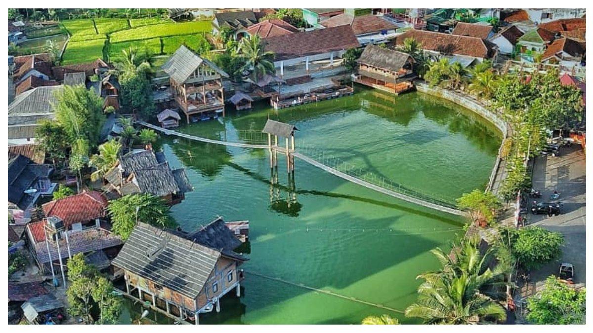 Jembatan gantung yang ada di Danau Lemona