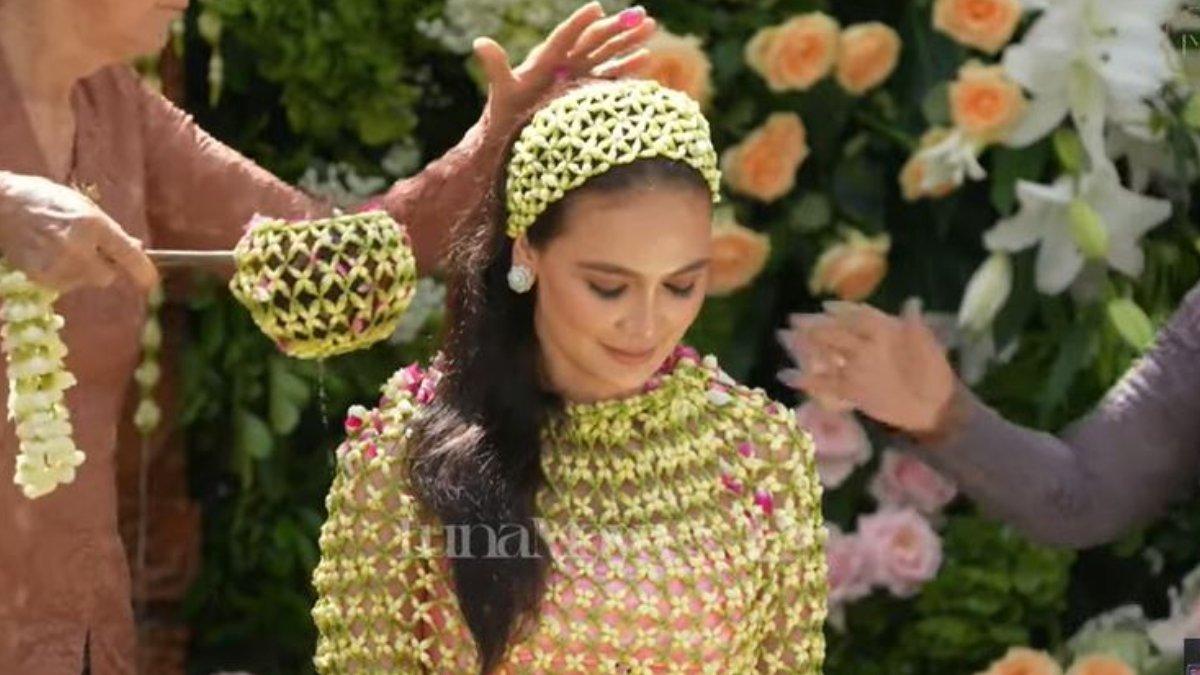 LUNA MAYA SIRAMAN - Potret tangkapan layar momen siraman Luna Maya yang diunggah dari YouTube Luna Maya pada Selasa (6/5/2025).