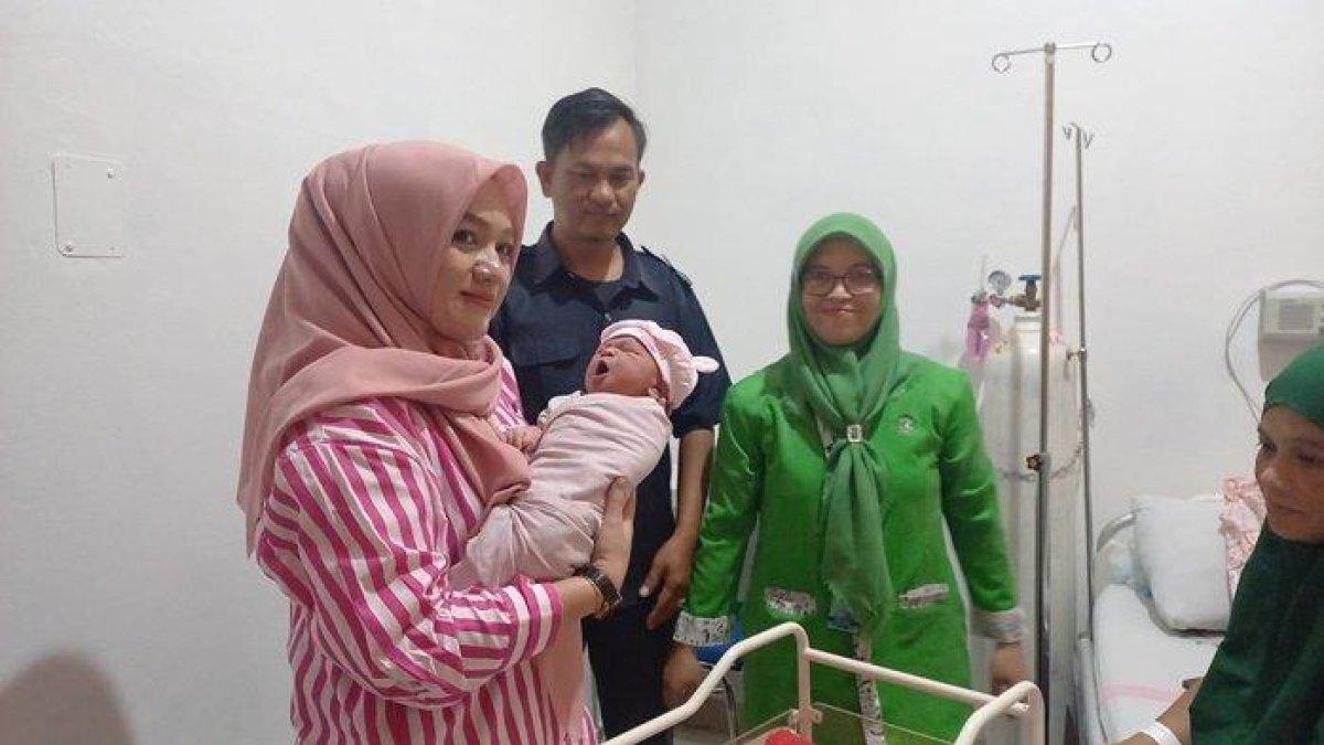 Lahir bertepatan dengan hari kemerdakaan RI, bayi ini diberi nama Hut Ri Agustina, dapat hadiah spesial dari rumah sakit