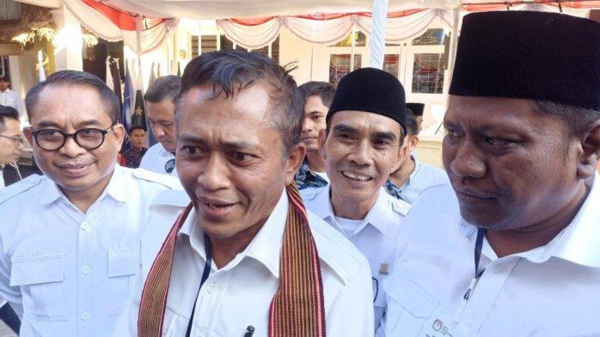 BUPATI LOMBOK TENGAH - Lalu Pathul Bahri (tengah) saat masih menjabat Ketua DPD Partai Gerindra NTB H . Lalu Pathul Bahri dan Sekjen DPD Partai Gerindra NTB Ali Usman Alkhairy (kanan) dan Ketua OKK Partai Gerindra NTB Sudirsah Sujanto (kiri) saat mendaftarkan bacalegnya di KPU NTB, Sabtu (12/5/2023).