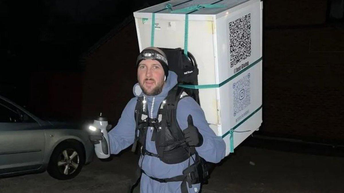 Daniel Fairbrother mengatakan dia sedang berlatih lari dengan kulkas yang diikatkan di punggungnya di Stevenage, Hertfordshire, saat dihentikan oleh petugas.