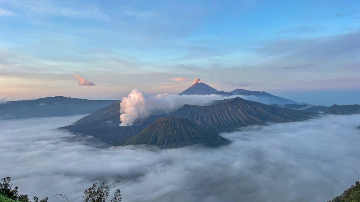 PESONA WISATA BROMO - Lautan Awan di Kaldera Bromo dilihat dari Bukit Kingkong (22/6/2025).