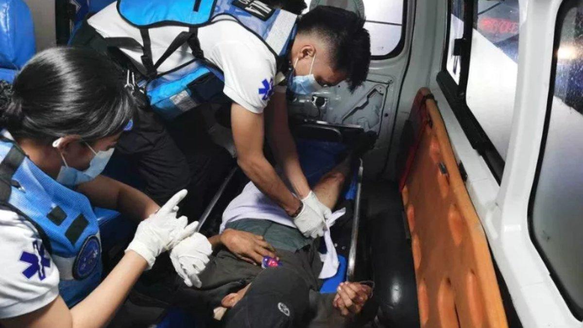 Layanan darurat merawat pria tersebut di lokasi sebelum mengirimkannya ke rumah sakit.